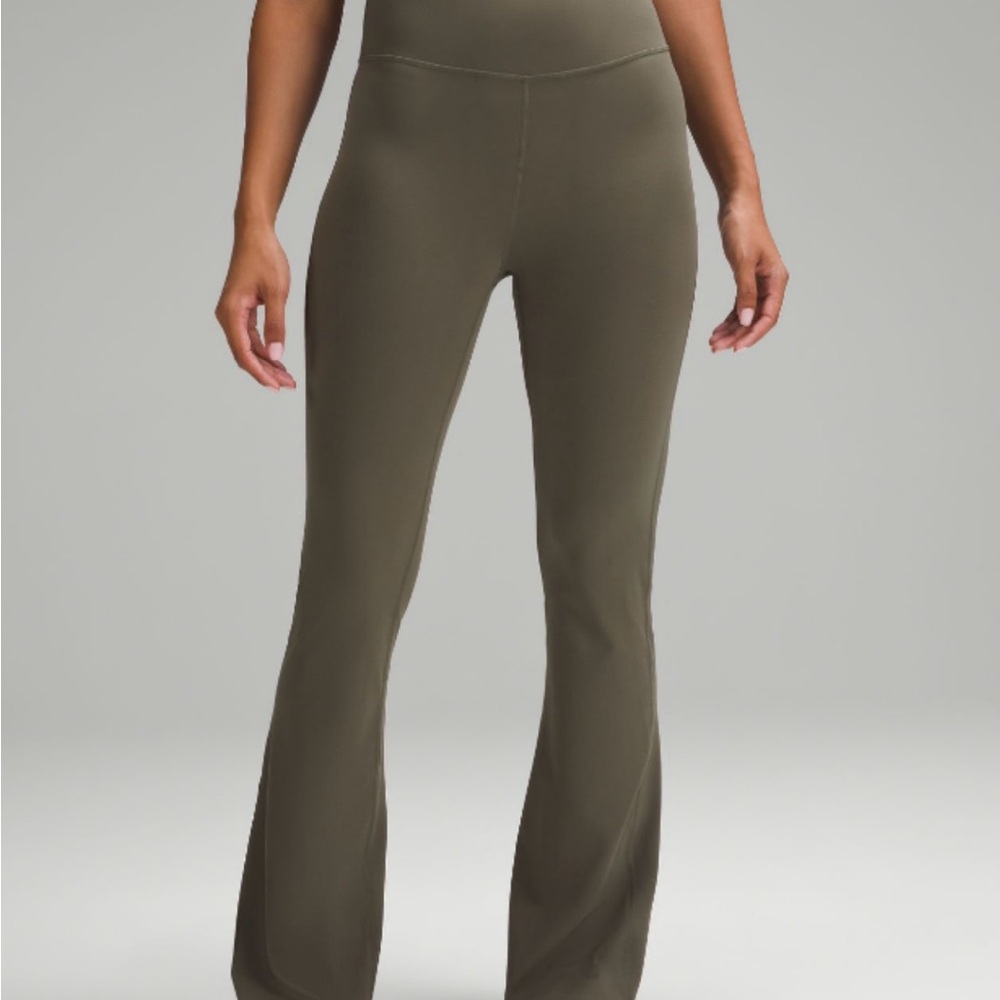 Lululemon Groove Super-High-Rise Flared
Pant Nulu *Regular